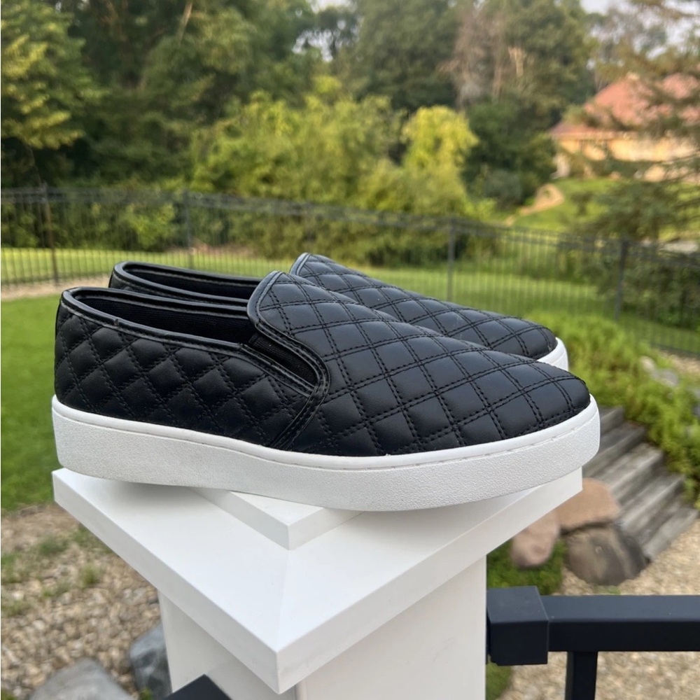 ISAAC MIZRAHI Live! SOHO Quilted Slip-On Sneakers - Size 8.5 M